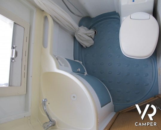 Wingamm Oasi 500 - Camper monoscocca con basculante, furgonato usato con portamoto, veranda, pannelli solari. ItaliaVR vendita camper usati e nuovi a