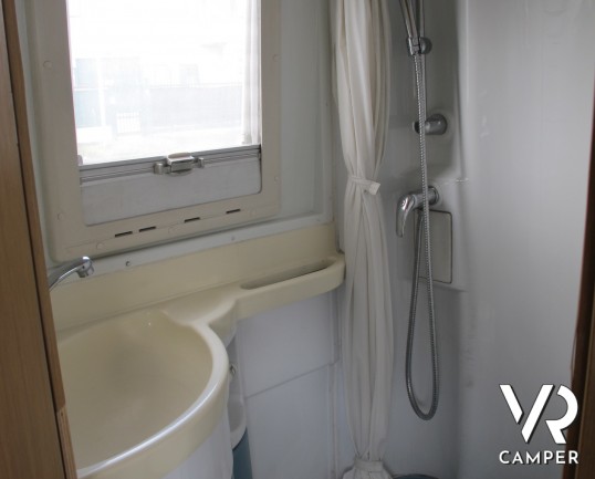 Wingamm Oasi 500 - Camper monoscocca con basculante, furgonato usato con portamoto, veranda, pannelli solari. ItaliaVR vendita camper usati e nuovi a