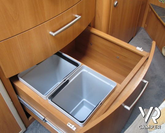 Hymer B 504_motorhome con basculante_veranda_condizionatore cabina_chiusura supplementare_oscuranti esterni_camper occasione_camper in vendita a torin