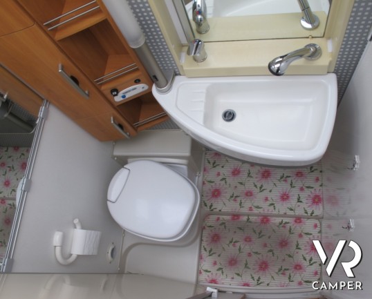 Hymer B 504_motorhome con basculante_veranda_condizionatore cabina_chiusura supplementare_oscuranti esterni_camper occasione_camper in vendita a torin