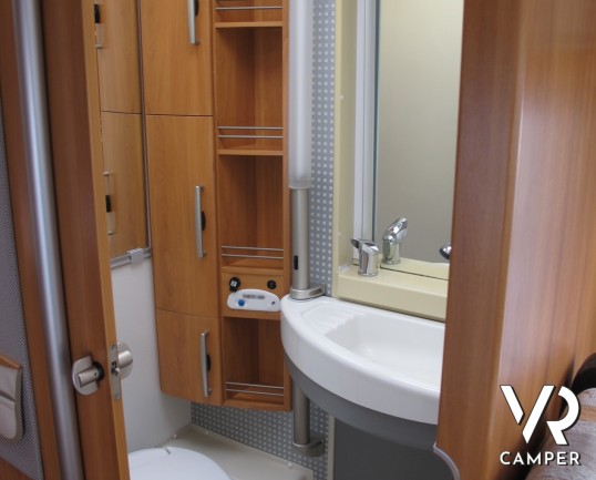 Hymer B 504_motorhome con basculante_veranda_condizionatore cabina_chiusura supplementare_oscuranti esterni_camper occasione_camper in vendita a torin