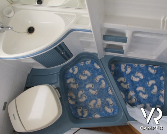Laika Ecovip 6: camper mansardato usato, 5 posti, doppia dinette, portabici, antenna tv, pannello solare. Camper occasioni, camper in vendita a torino