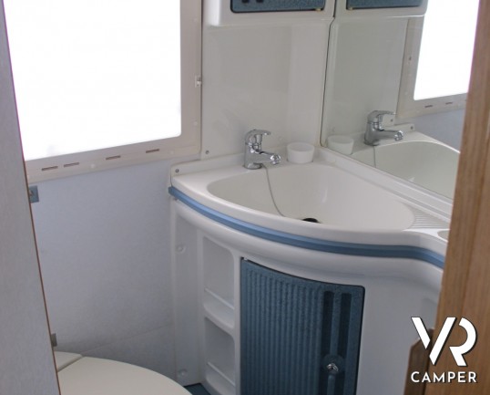 Laika Ecovip 6: camper mansardato usato, 5 posti, doppia dinette, portabici, antenna tv, pannello solare. Camper occasioni, camper in vendita a torino