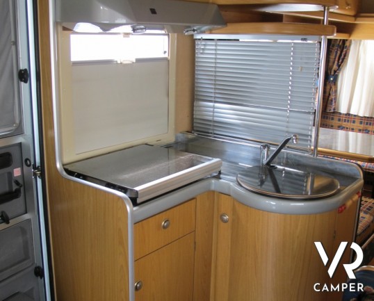 Laika Ecovip 6: camper mansardato usato, 5 posti, doppia dinette, portabici, antenna tv, pannello solare. Camper occasioni, camper in vendita a torino