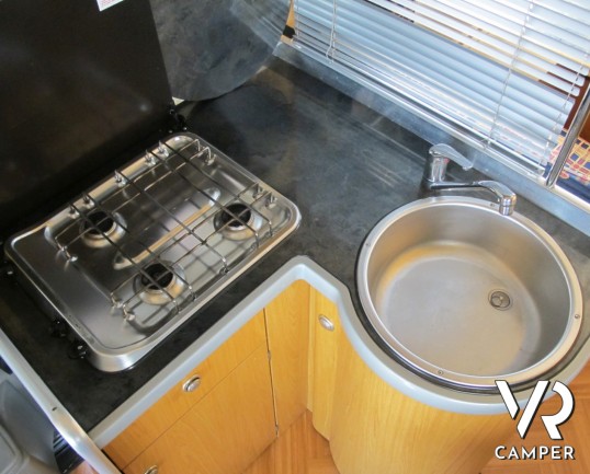 Laika Ecovip 6: camper mansardato usato, 5 posti, doppia dinette, portabici, antenna tv, pannello solare. Camper occasioni, camper in vendita a torino