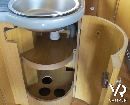 Laika Ecovip 6: camper mansardato usato, 5 posti, doppia dinette, portabici, antenna tv, pannello solare. Camper occasioni, camper in vendita a torino