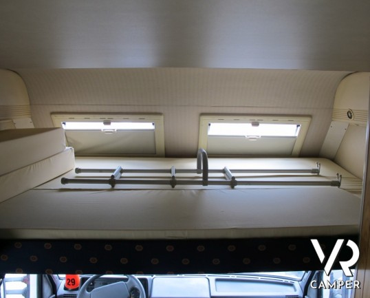 Laika Ecovip 6: camper mansardato usato, 5 posti, doppia dinette, portabici, antenna tv, pannello solare. Camper occasioni, camper in vendita a torino