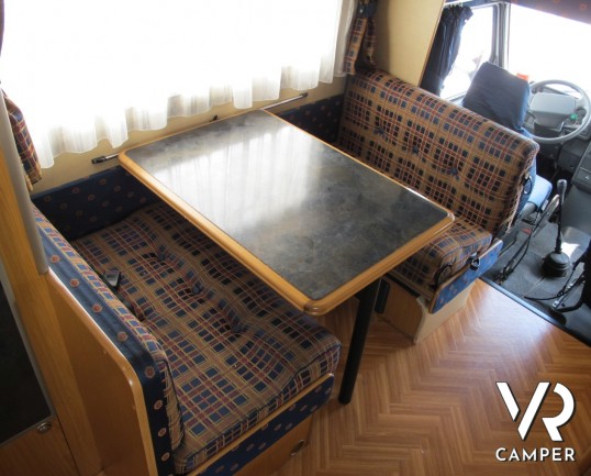 Laika Ecovip 6: camper mansardato usato, 5 posti, doppia dinette, portabici, antenna tv, pannello solare. Camper occasioni, camper in vendita a torino