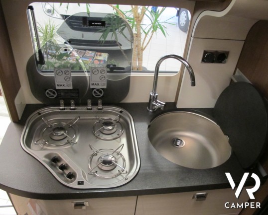 Carthago Compactline 143 LE: camper motorhome nuovo con letti gemelli posteriori, ampio garage, 4 posti omologati, camper nuovo 2019