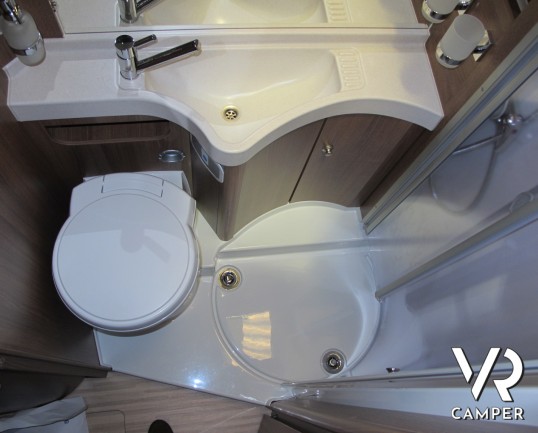 Carthago Compactline 143 LE: camper motorhome nuovo con letti gemelli posteriori, ampio garage, 4 posti omologati, camper nuovo 2019