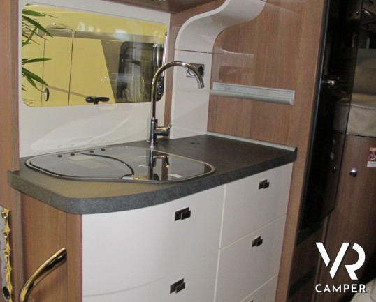 Carthago Compactline 143 LE: camper motorhome nuovo con letti gemelli posteriori, ampio garage, 4 posti omologati, camper nuovo 2019