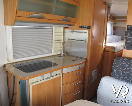 Hymer B 674 - camper motorhome usato, con letti gemelli, ampio garage, telaio AL-KO, doppio pavimento. ItaliaVR vendita e noleggio motorhome a Torino