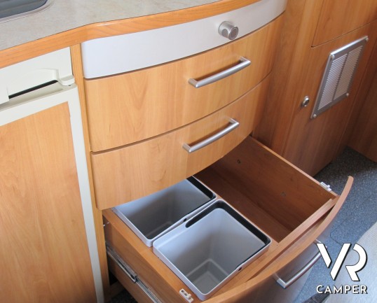 Hymer B 674 - camper motorhome usato, con letti gemelli, ampio garage, telaio AL-KO, doppio pavimento. ItaliaVR vendita e noleggio motorhome a Torino