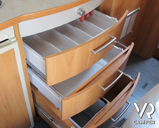 Hymer B 674 - camper motorhome usato, con letti gemelli, ampio garage, telaio AL-KO, doppio pavimento. ItaliaVR vendita e noleggio motorhome a Torino