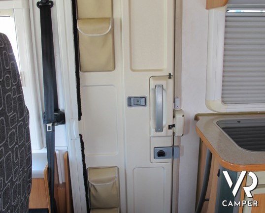 Hymer B 674 - camper motorhome usato, con letti gemelli, ampio garage, telaio AL-KO, doppio pavimento. ItaliaVR vendita e noleggio motorhome a Torino