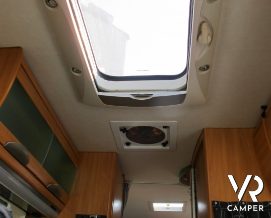 Hymer B 674 - camper motorhome usato, con letti gemelli, ampio garage, telaio AL-KO, doppio pavimento. ItaliaVR vendita e noleggio motorhome a Torino