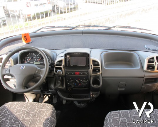 Hymer B 674 - camper motorhome usato, con letti gemelli, ampio garage, telaio AL-KO, doppio pavimento. ItaliaVR vendita e noleggio motorhome a Torino