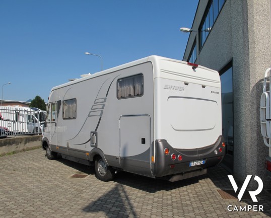 Hymer B 674 - camper motorhome usato, con letti gemelli, ampio garage, telaio AL-KO, doppio pavimento. ItaliaVR vendita e noleggio motorhome a Torino