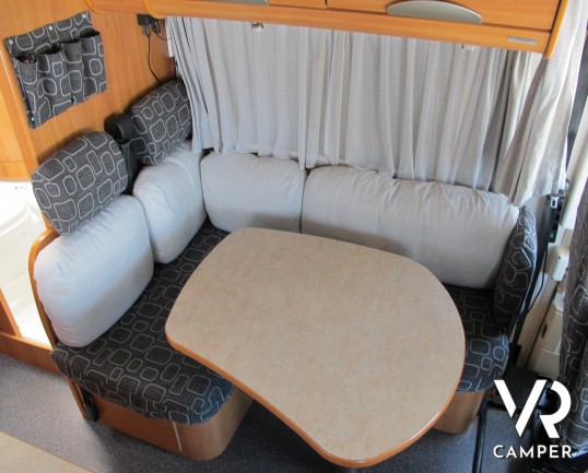 Hymer B 674 - camper motorhome usato, con letti gemelli, ampio garage, telaio AL-KO, doppio pavimento. ItaliaVR vendita e noleggio motorhome a Torino