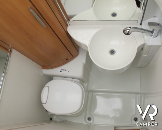 Hymer B 674 - camper motorhome usato, con letti gemelli, ampio garage, telaio AL-KO, doppio pavimento. ItaliaVR vendita e noleggio motorhome a Torino