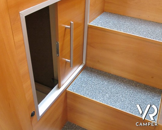 Hymer B 674 - camper motorhome usato, con letti gemelli, ampio garage, telaio AL-KO, doppio pavimento. ItaliaVR vendita e noleggio motorhome a Torino