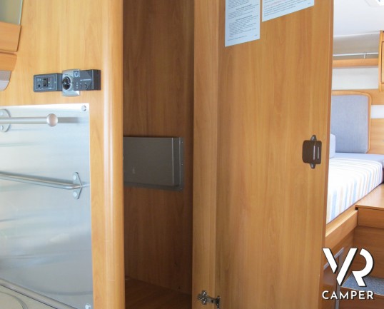 Hymer B 674 - camper motorhome usato, con letti gemelli, ampio garage, telaio AL-KO, doppio pavimento. ItaliaVR vendita e noleggio motorhome a Torino