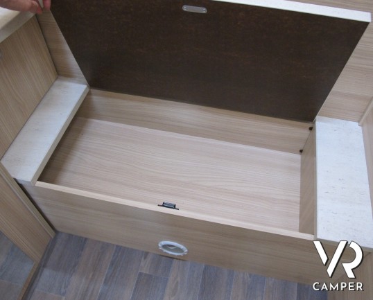 Burstner Ixeo Time 710 G "Edition 30": camper semintegrale nuovo in edizione speciale con letto basculante elettrico, ampio garage e comoda dinette