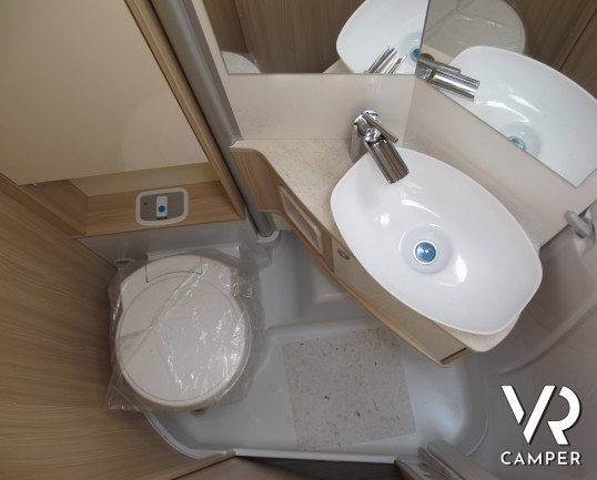 Burstner Ixeo Time 710 G "Edition 30": camper semintegrale nuovo in edizione speciale con letto basculante elettrico, ampio garage e comoda dinette