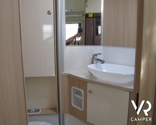 Burstner Ixeo Time 710 G "Edition 30": camper semintegrale nuovo in edizione speciale con letto basculante elettrico, ampio garage e comoda dinette