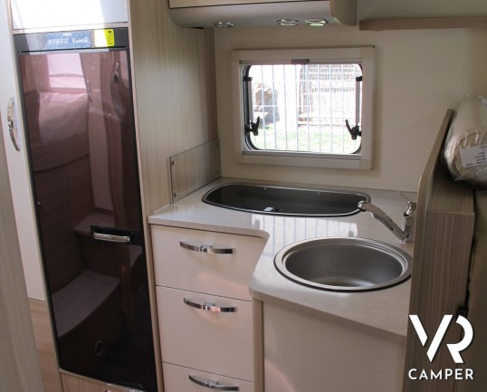 Burstner Ixeo Time 710 G "Edition 30": camper semintegrale nuovo in edizione speciale con letto basculante elettrico, ampio garage e comoda dinette