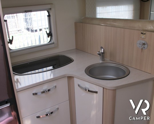 Burstner Ixeo Time 710 G "Edition 30": camper semintegrale nuovo in edizione speciale con letto basculante elettrico, ampio garage e comoda dinette