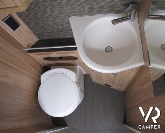 Hymer Exsis I 678 - camper motorhome usato recente, 5 posti omologati, con portamoto, veranda, antenna satellitare automatica, retrocamera