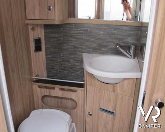 Hymer Exsis I 678 - camper motorhome usato recente, 5 posti omologati, con portamoto, veranda, antenna satellitare automatica, retrocamera