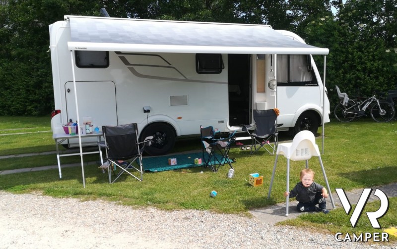 Camper motorhome Hymer su Mercedes a trazione anteriore, campeggio nel prato