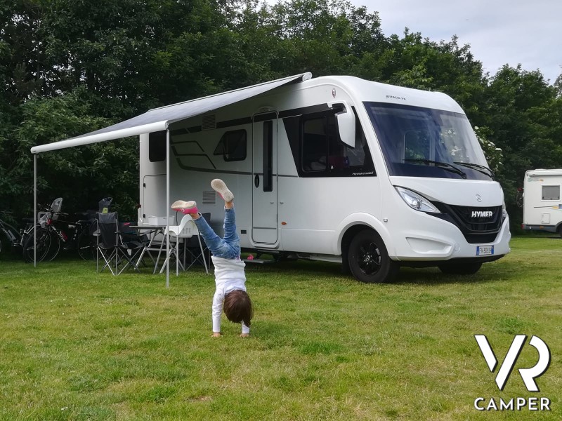 Camper Hymer motorhome su Mercedes a trazione anteriore, con veranda aperta