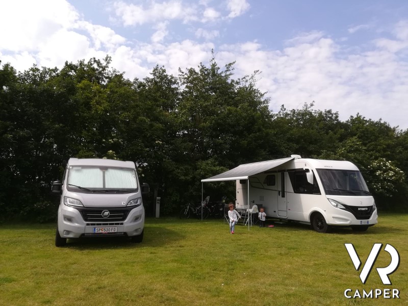 Due camper Hymer su Mercedes a trazione anteriore, parcheggiati nel prato