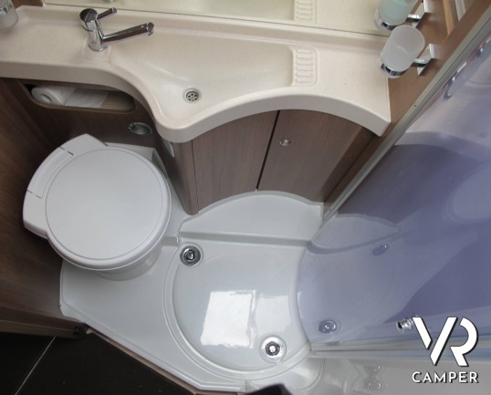 Carthago C-Tourer I 148 - camper motorhome recente con pochi km, con letti gemelli, oblò panoramico, veranda, garage per scooter