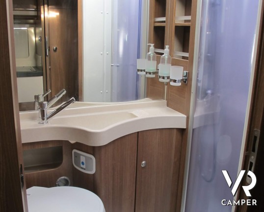 Carthago C-Tourer I 148 - camper motorhome recente con pochi km, con letti gemelli, oblò panoramico, veranda, garage per scooter