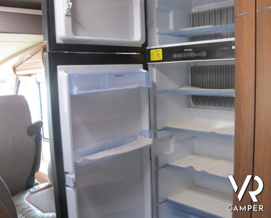 Carthago C-Tourer I 148 - camper motorhome recente con pochi km, con letti gemelli, oblò panoramico, veranda, garage per scooter