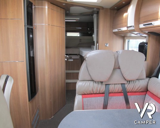 Carthago C-Tourer I 148 - camper motorhome recente con pochi km, con letti gemelli, oblò panoramico, veranda, garage per scooter