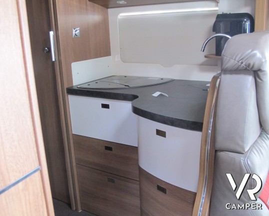 Carthago C-Tourer I 148 - camper motorhome recente con pochi km, con letti gemelli, oblò panoramico, veranda, garage per scooter
