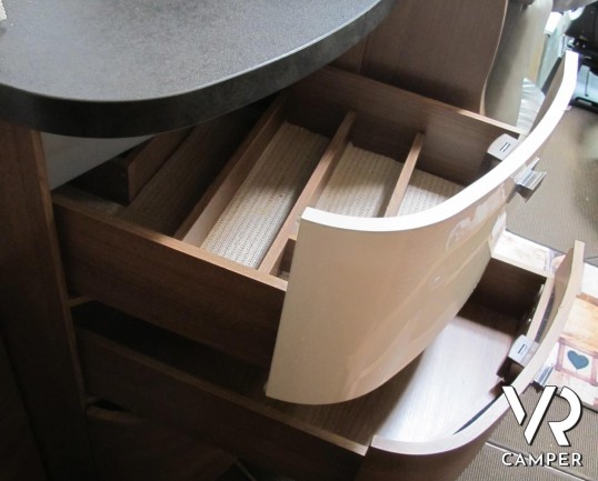 Carthago C-Tourer I 148 - camper motorhome recente con pochi km, con letti gemelli, oblò panoramico, veranda, garage per scooter