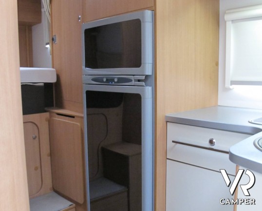 Chausson Flash 11 - camper mansardato usato con letto matrimoniale in coda e ampio garage, ottimo per famiglie fino a 5 persone, su potente meccanica