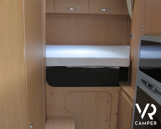 Chausson Flash 11 - camper mansardato usato con letto matrimoniale in coda e ampio garage, ottimo per famiglie fino a 5 persone, su potente meccanica