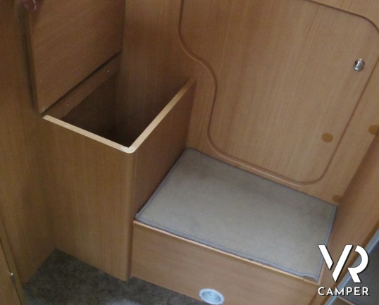 Chausson Flash 11 - camper mansardato usato con letto matrimoniale in coda e ampio garage, ottimo per famiglie fino a 5 persone, su potente meccanica