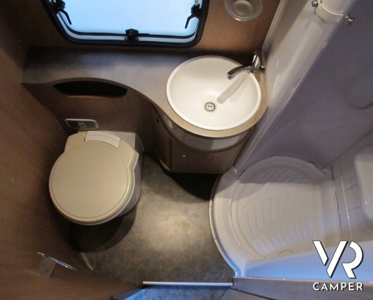 Chausson Flash 11 - camper mansardato usato con letto matrimoniale in coda e ampio garage, ottimo per famiglie fino a 5 persone, su potente meccanica