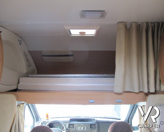 Chausson Flash 11 - camper mansardato usato con letto matrimoniale in coda e ampio garage, ottimo per famiglie fino a 5 persone, su potente meccanica