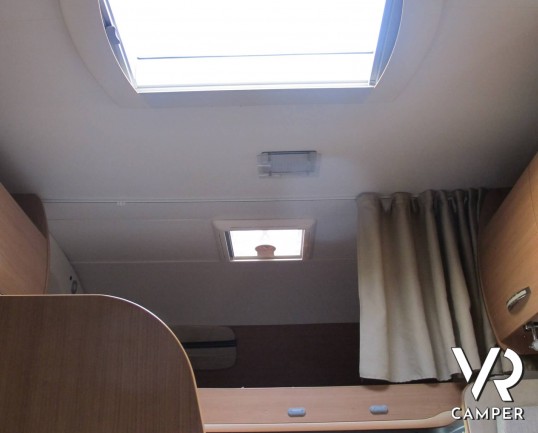 Chausson Flash 11 - camper mansardato usato con letto matrimoniale in coda e ampio garage, ottimo per famiglie fino a 5 persone, su potente meccanica