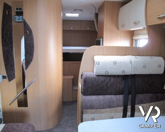 Chausson Flash 11 - camper mansardato usato con letto matrimoniale in coda e ampio garage, ottimo per famiglie fino a 5 persone, su potente meccanica