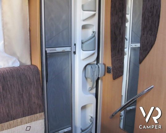 Chausson Flash 11 - camper mansardato usato con letto matrimoniale in coda e ampio garage, ottimo per famiglie fino a 5 persone, su potente meccanica